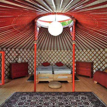 Luxury tent Jurty V Sadu *